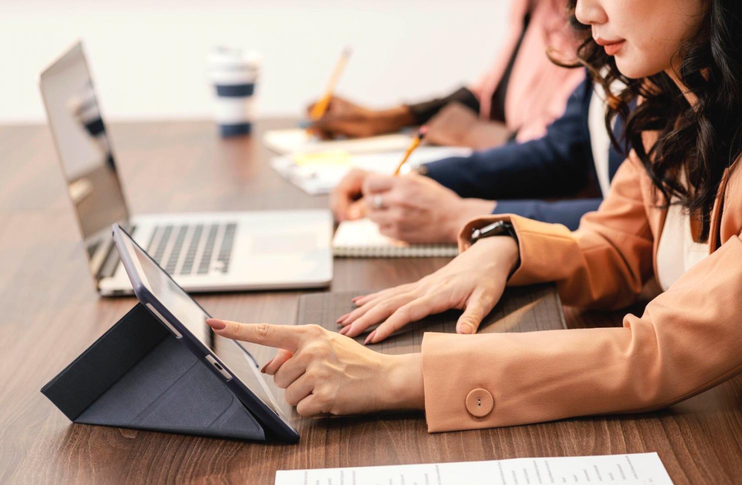 Séance de travail collaboratif sur la planification budgétaire