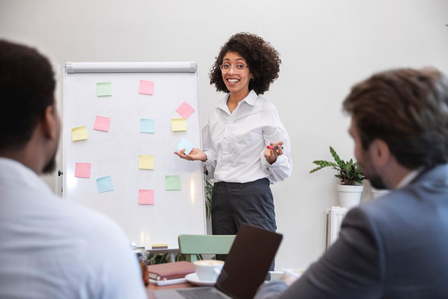 Participants discutant de stratégies budgétaires lors d'une session de formation