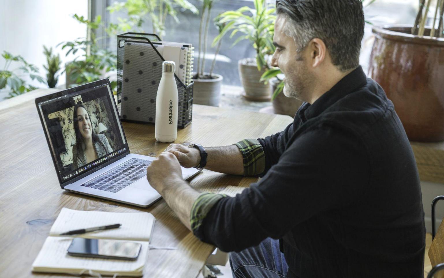 Espace de travail ergonomique pour formation en gestion budgétaire